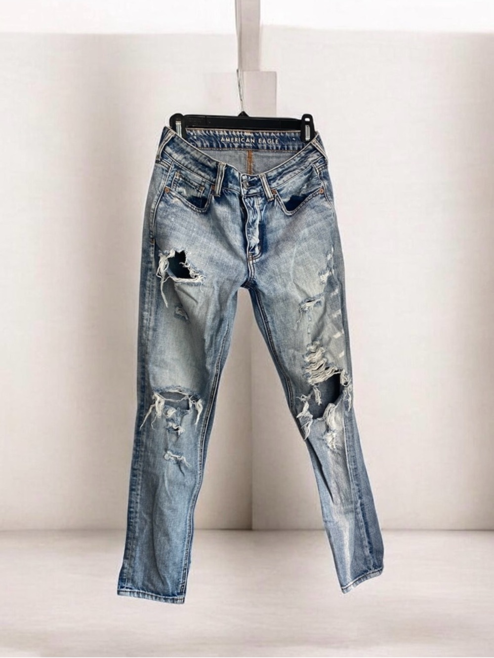 AMERICAN EAGLE OUTFITTERS | Light Wash Distressed Denim Jeans | Women’s Size 2